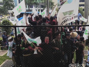 Demo Mahasiswa di Depan Gedung KPK Sempat Ricuh, Massa Tutup Jalur Lambat