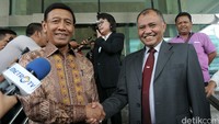 Menko Polhukam Wiranto bersama Ketua KPK Agus Rahardjo memberikan keterang pers usai pertemuan di Gedung KPK, Jumat (7/10/2016).
