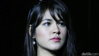 Ia tampak mengenakan kaus hitam bertuliskan konsernya tersebut dengan rambut di cepol ke atas. Pool/Ismail/detikFoto.