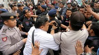 Demo sempat ricuh saat mahasiswa berupaya menurunkan bendera merah putih di gedung KPK.