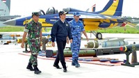 Presiden Jokowi meninjau pesawat dengan didampingi Panglima TNI Jenderal Gatot Nurmantyo (kiri) dan KSAU Marsekal Agus Supriyatna (kanan). Ist/Puspen TNI.