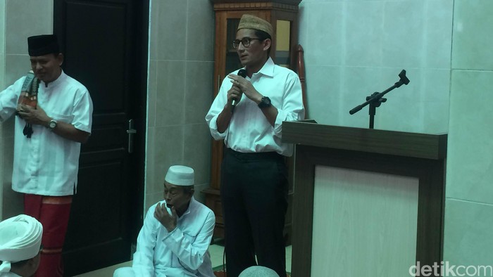 Salat Jumat di Cilangkap, Sandiaga Soroti Harga Sembako dan Pekerjaan