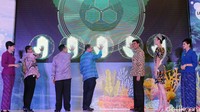 Menteri Pariwisata Arief Yahya berfoto bersama Dirut Garuda Indonesia Arif Wibowo dan Direktur Konsumer BNI Anggoro Eko Cahyo nampak menekan tombol tanda dibukanya GATF 2016.