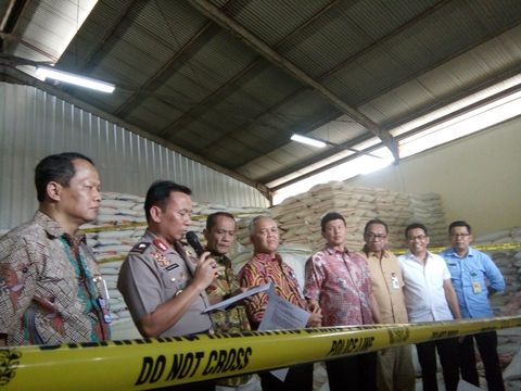 Foto: Bareskrim bongkar kasus beras oplos di Jaktim (Idham Kholid/detikcom)