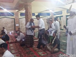 Blusukan di Jakbar, Anies Baswedan Salat Jumat di Kampung Guji