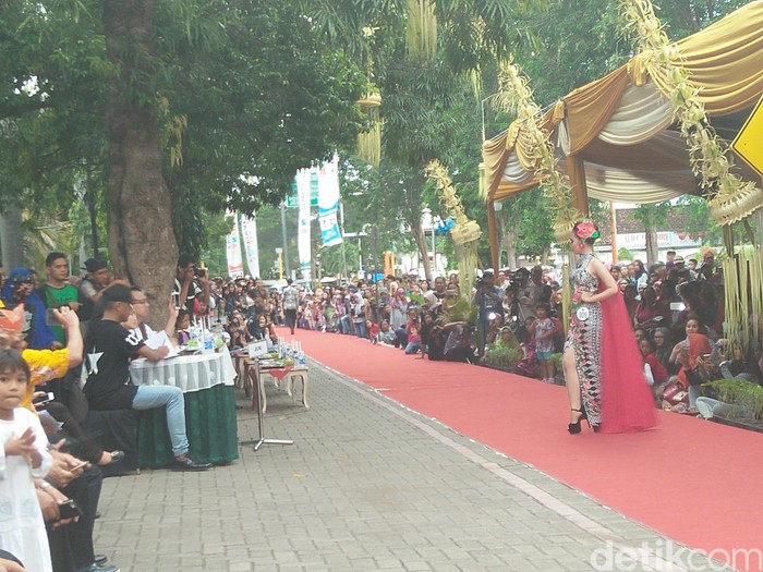 Saat Trotoar Jadi Arena Para Model Berlenggak-lenggok