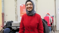 Ia terlihat cantik dengan hijabnya.