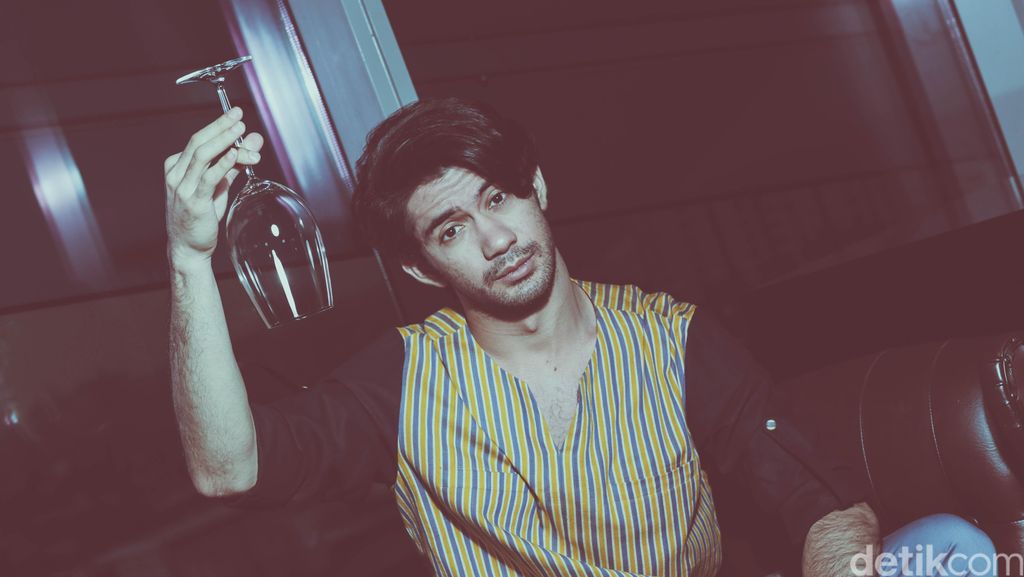 Cara Reza Rahadian Si Troublemaker Bertahan dari Razia Rambut di Sekolah
