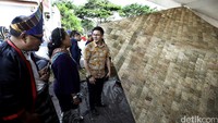 Layang-layang yang terbuat dari daun ubi hutan ini berukuran 5,06 m x 4,5 m.
