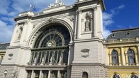Langit biru menambah indah Keleti Palyaudvar, yakni stasiun di Budapest yang juga menjadi pemanis pada visual film tersebut.