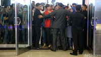 Petugas berusaha menahan pengunjung karena pameran belum dibuka.