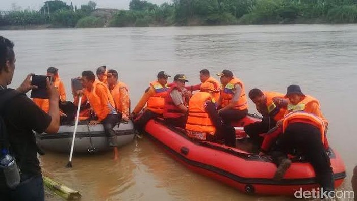 Tim SAR Lakukan Pencarian Santri Tenggelam di Bengawan Solo di Sejumlah Titik