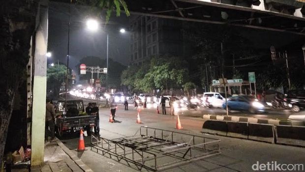 Dishub DKI Bongkar Reklame di JPO Warung Jati