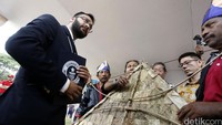 Pemecahan rekor layang-layang daun terbesar ini dihadiri oleh President Director PT Mitra Sindo Sukses Sami Miettinen dan Ketua Panitia Jakarta Internasional Kite Festival 2016 Sari Madjid.