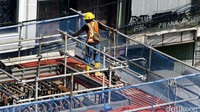 Pekerja mengerjakan konstruksi jalan layang untuk MRT.