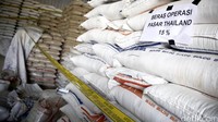 Direktorat Tipideksus Bareskrim Polri mengamankan beras Thailand. Oleh pelaku, beras tersebut dioplos dengan beras lokal.