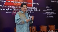 Menteri Perindustrian Airlangga Hartarto memberi sambutan pada peluncuran dan diskusi buku berjudul Menumbuhkan Ekonomi Kerakyatan Memenangi Masyarakat Ekonomi ASEAN.