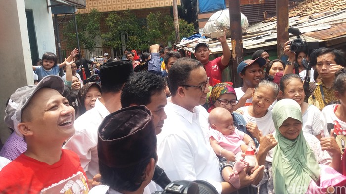 Janji Anies ke Warga Kali Sekretaris: Jumlah KJP Naik Hingga Pekerjaan
