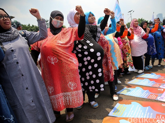 Para aktivis dan buruh perempuan berunjukrasa di depan Gedung DPR, Jakarta, Jumat (7/10/2016). Mereka  meminta cuti melahirkan diperpanjang menjadi 14 minggu. Aksi tersebut diselingi  pentas teatrikal berupa perempuan hamil berdaster dengan balon udara di perut. Aksi  tersebut berjalan tertib dan tidak menimbulkan kemacetan. Pendemo membubarkan diri setelah selesai menyampaikan aspirasi di depan gedung parlemen.