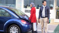 Fedi dan Raline yang sedang beradegan di dekat Gereja tersebut dari sudut pandang berbeda.