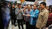 Menteri Pariwisata Arief Yahya (kedua kanan) diapit oleh Dirut Garuda Indonesia Arif Wibowo dan Direktur Konsumer BNI Anggoro Eko Cahyo saat pembukaan GATF 2016 di JCC Senayan, Jakarta, Jumat (7/10/2016).