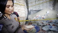 Polwan menunjukkan beras yang telah dioplos.
