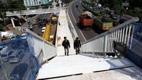 Warga sudah diperkenankan melintas, meski pembangunan JPO belum 100 persen tuntas.