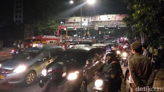 Dishub DKI Bongkar Reklame di JPO Warung Jati