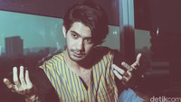 Cerita tentang Reza Rahadian hadir di detikHOT selama bulan Oktober ini. (IKAT Indonesia by Didiet Maulana)
