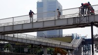 Sejumlah pekerja sedang menyelesaikan pembangunan jembatan penyeberangan orang di Jalan TB Simatupang, Lebak Bulus, Jakarta Selatan.