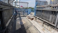 Jembatan yang lama dibongkar separuh karena untuk pembangunan MRT.