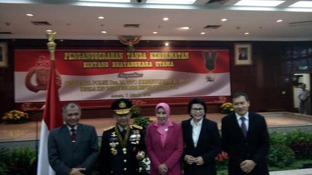 Kapolri Jenderal Tito Karnavian mendapat tanda Bintang Bhayangkara Utama. (Foto: Idham/detikcom)