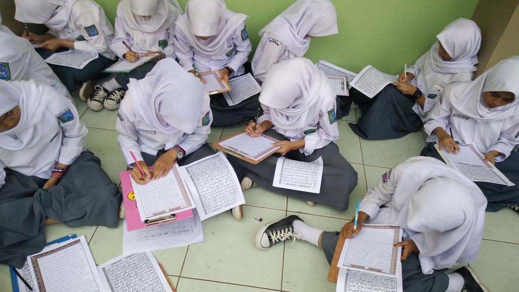 1.250 Siswa MAN 2 Bandung Menulis Ulang Lembaran Alquran