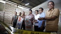 Kabareskrim Polri Ari Dono (tengah) memimpin penggerebekan.