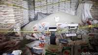 Polisi menemukan 152 ton beras subsidi bulog, 10 ton beras curah merk Palm Mas dari Demak, dan 10 ton beras yang sudah dioplos.