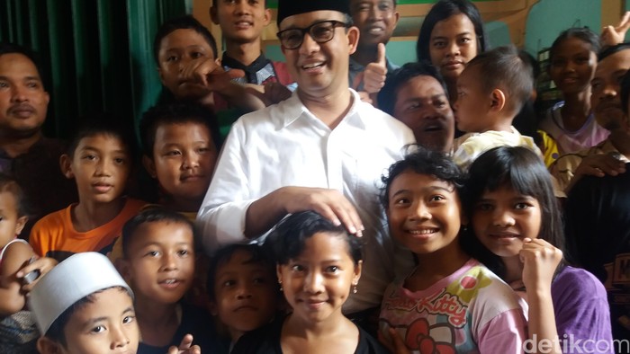 Saat Anies Ajak Anak-anak Foto Bareng dan Cicipi Masakan Warga di Jakbar