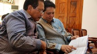 Menperin Airlangga Hartarto (kanan) dan Ketua KAFEGAMA Sapto Amal Damandari menyimak salah satu halaman buku Ekonomi Kerakyatan. Buku tersebut disusun oleh Keluarga Alumni Fakultas Ekonomi dan Bisnis UGM (KAFEGAMA).