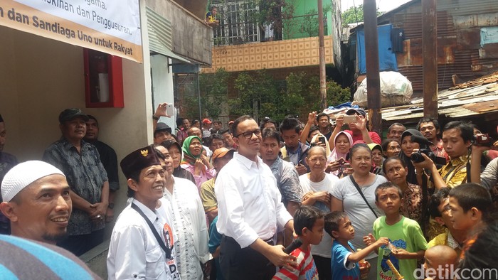 Cerita Anies Saat Dimintai Tolong Warga: Jangan Gusur Kami Pak