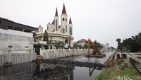 Ini penampakan normalisasi Kali Sekretaris di Tanjung Duren, Jakarta, Jumat (7/10/2016).