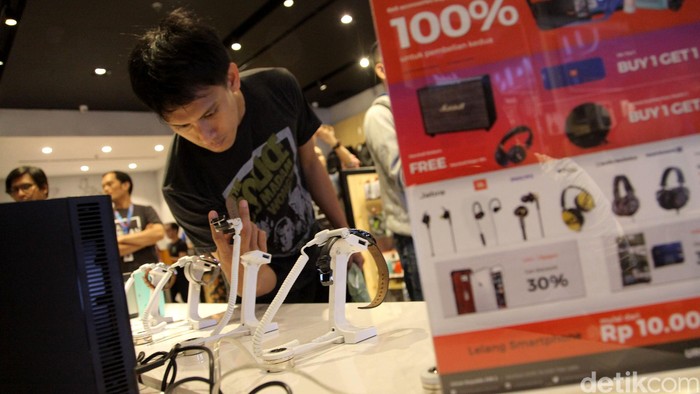 Gerai Urban Republic hadir di Pondok Indah Mall 2, Jakarta. Urban Republic hadir untuk memenuhi kebutuhan dari urban perkotaan untuk produk lifestyle dengan mode terkini dan produk berbasis internet of Things (IOT).