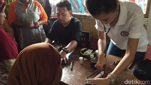 Pemeriksaan kesehatan warga (Foto: Uyung/detikhealth)