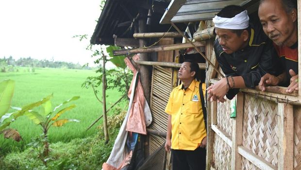 Ketua DPD I Golkar Jabar, Dedi Mulyadi berada di gubuk tempat pelantikan