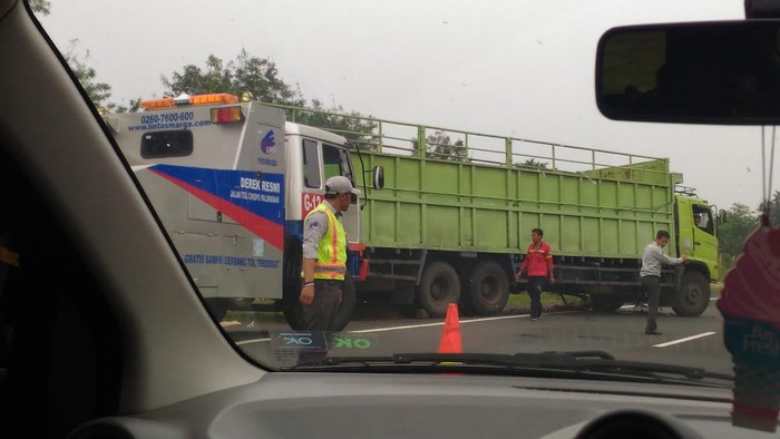 Truk Terguling di Km 119 Tol Cipali Arah Palimanan, Lalin Tersendat