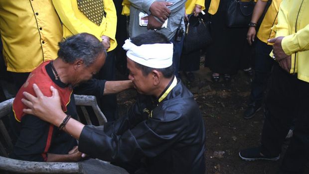 Hujan Tangisan di Pelantikan Golkar Kuningan