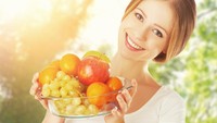 Selain itu beliau juga mengingatkan untuk banyak mengonsumsi buah-buahan yang banyak mengandung air. Contoh buah yang banyak mengandung air adalah jeruk, buah beri, melon atau semangka. (Foto: iStock)