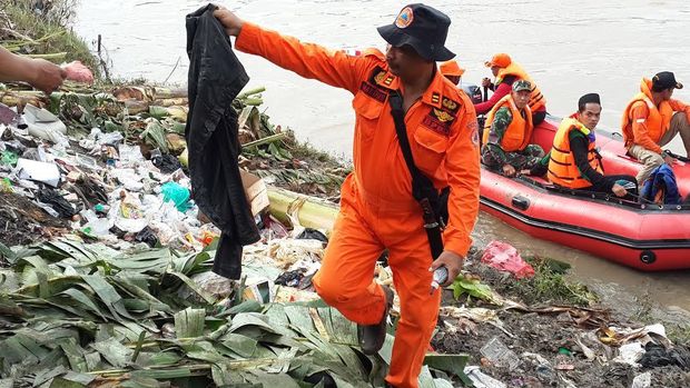 Tim gabungan menemukan baju saat pencarian