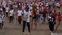 Sebanyak 1.200 orang ambil bagian dalam usaha pemecahan rekor dunia bermain egrang. Peserta yang ditargetkan 2.016 orang, sementara yang teregistrasi oleh panitia sebanyak 1.565 orang.