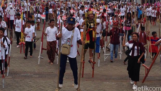 Kurang Koordinasi, Usaha Pecahkan Rekor Dunia Main Egrang pun Gagal