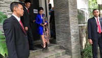 Jokowi hadir di lokasi acara pukul 08.45 WIB. Mantan Gubernur DKI itu mengenakan setelan jas warna hitam dan kopiah hitam. Jokowi didampingi oleh Ibu Negara Iriana Widodo. Tak sekadar hadir, Jokowi menjadi saksi nikah.