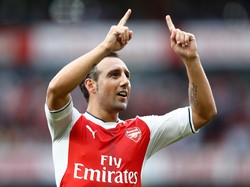 Santi Cazorla mengisi gelandang tengah. Cazorla terkenal sebagai pusat keseimbangan tim (Getty Images/Clive Rose)